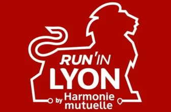 Logo officiel du Run in Lyon 2025 – silhouette de lion stylisée sur fond rouge, organisé par Harmonie Mutuelle.