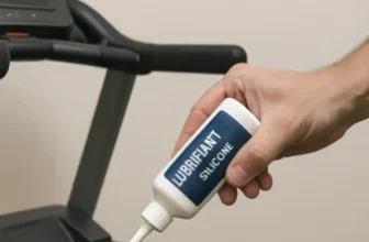 Application de lubrifiant silicone sur un tapis de course avec mention "Lubrifiant pour tapis de course - guide d'entretien et conseils.