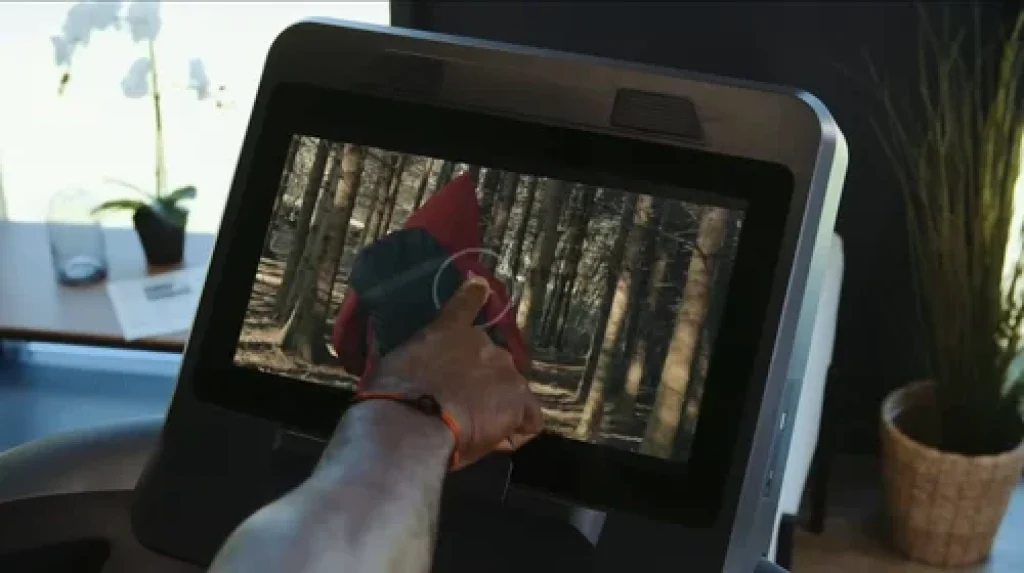 Écran tactile connecté du tapis de course Moovyoo Lynx Konect 2.0 affichant une série pour rendre les séances d’entraînement moins ennuyantes.