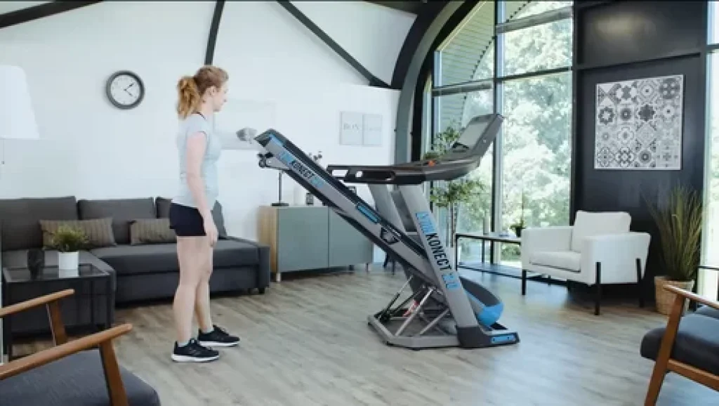 Tapis de course Moovyoo Lynx Konect 2.0 qui se plie grâce à son système hydraulique, idéal pour optimiser l’espace dans la maison.