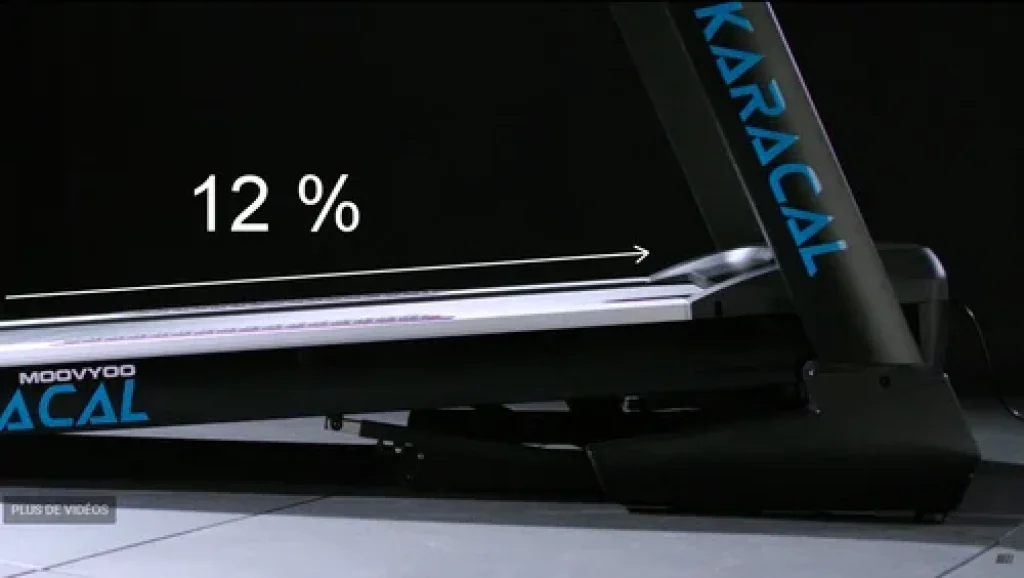 Inclinaison motorisée de 12 % du tapis de course Moovyoo Karacal pour varier les entraînements.